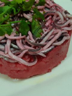 Una foto de Nido de Gulas Rojo con Cilantro