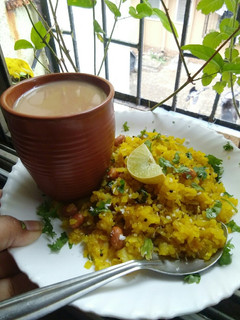जैन पोहे (jain pohe recipe in marathi) रेसिपी चे मुख्य फोटो