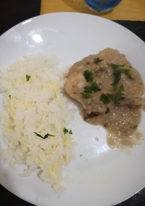 Una foto de Pollo en salsa de cebolla