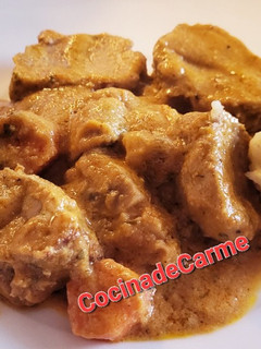 Una foto de Solomillo en salsa con champiñones, puré de patata y compota de pera