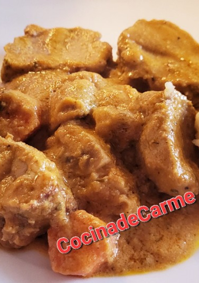 Una foto de Solomillo en salsa con champiñones, puré de patata y compota de pera