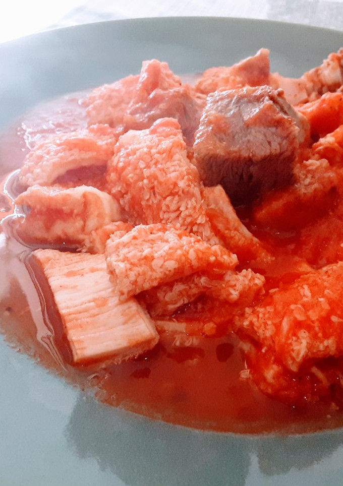 Una foto de Callos con tomate