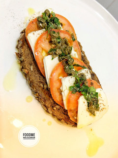 Una foto de 🌿Tosta de tomate y queso fresco🌿