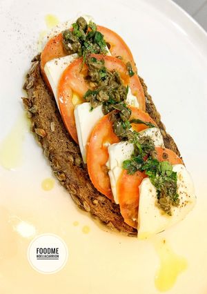 Una foto de 🌿Tosta de tomate y queso fresco🌿