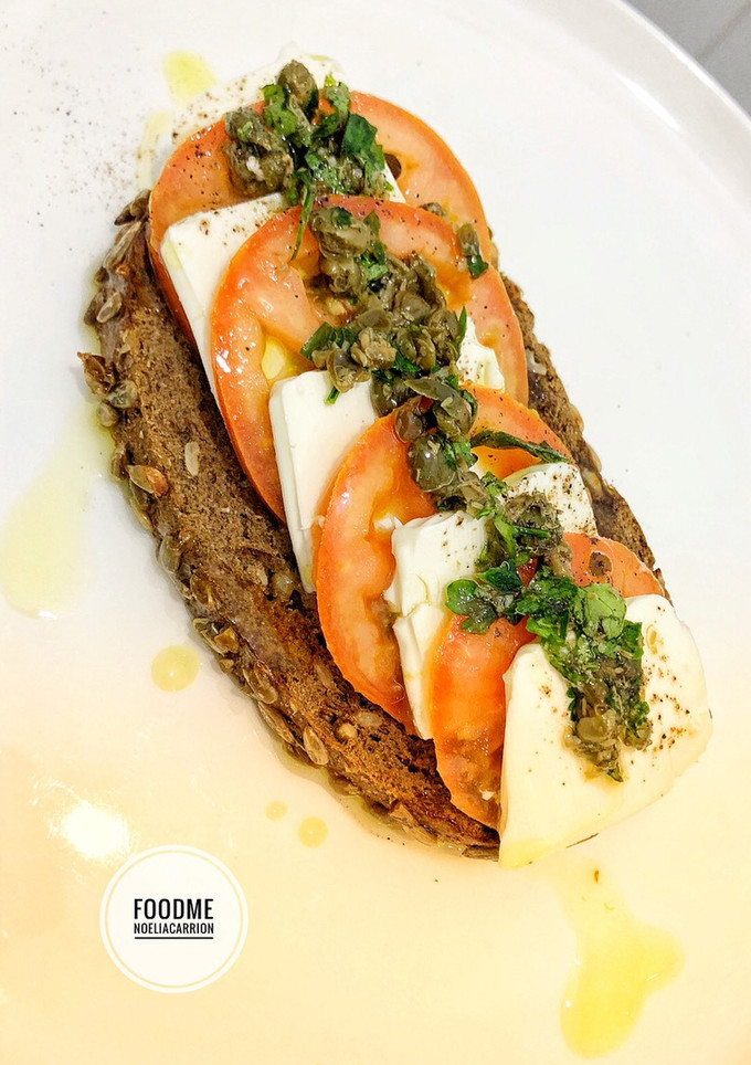 Una foto de 🌿Tosta de tomate y queso fresco🌿