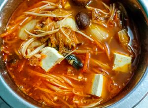 Foto resep Sundubu Jjigae (Tahu, Enoki, Shitake, Kimchi)