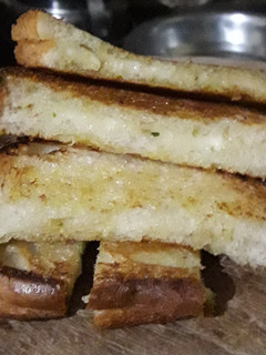 ચીઝ ગાર્લિક બ્રેડ(Cheese Garlic bread recipe in gujarati) રેસીપી મુખ્ય ફોટો