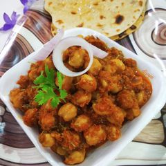 A picture of Smoked spicy chole masala kulcha.