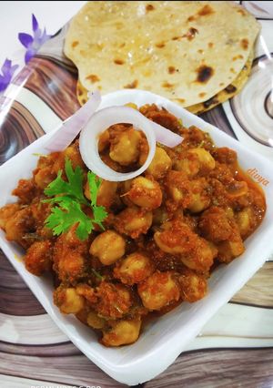 A picture of Smoked spicy chole masala kulcha.