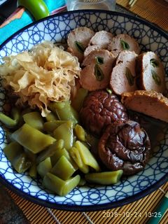 Una foto de Fideos udon con cerdo y setas