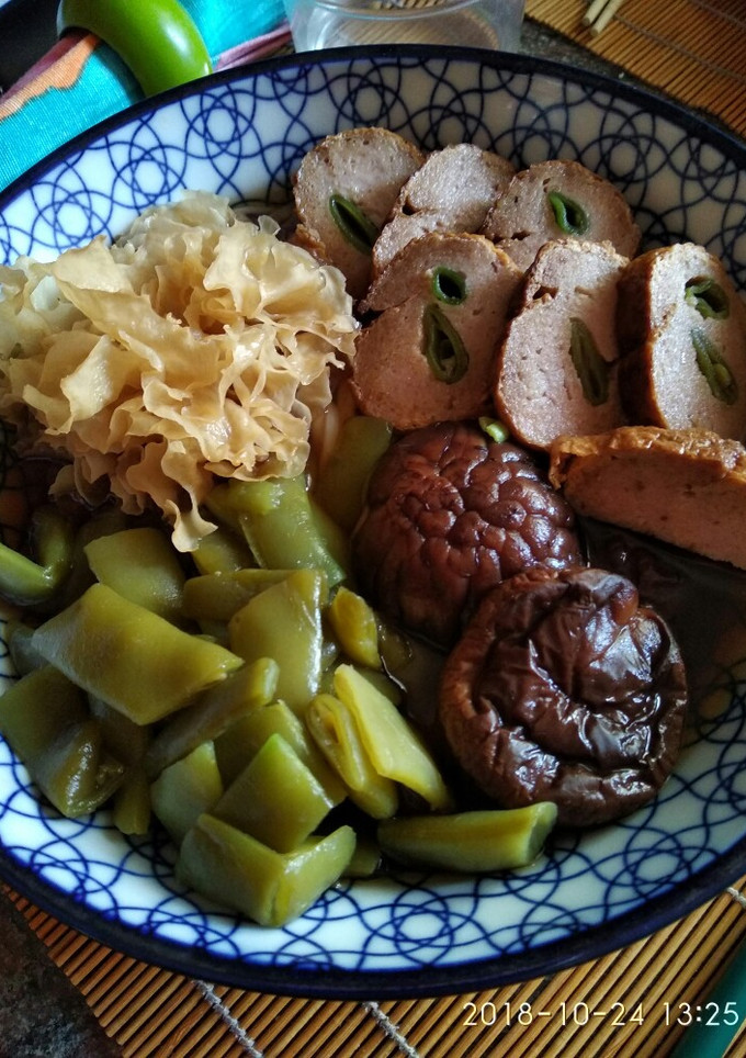 Una foto de Fideos udon con cerdo y setas