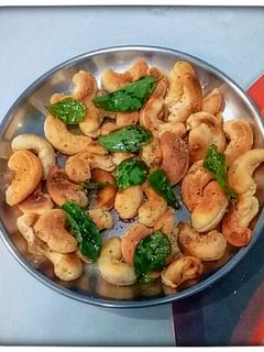 முந்திரி மிளகு தூள் ஃபிரை/Cashew Pepper Fry (Munthiri milagu thool fry recipe in tamil) செய்முறை முக்கிய புகைப்படம்