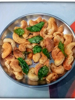 முந்திரி மிளகு தூள் ஃபிரை/Cashew Pepper Fry (Munthiri milagu thool fry recipe in tamil) செய்முறை முக்கிய புகைப்படம்