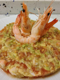 Una foto de Guacamole con langostinos