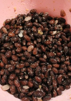 Una foto de Porotos morochos ajeados y lubricados, es decir en ensalada