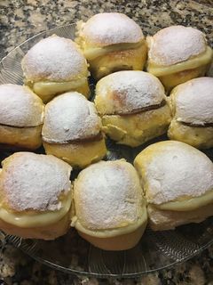 Una foto de Pan de leche rellenos con dulce de leche y crema pastelera
