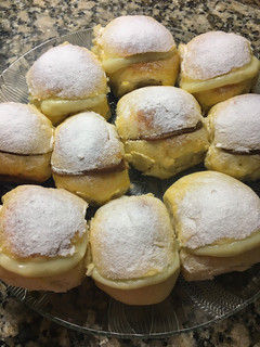 Una foto de Pan de leche rellenos con dulce de leche y crema pastelera