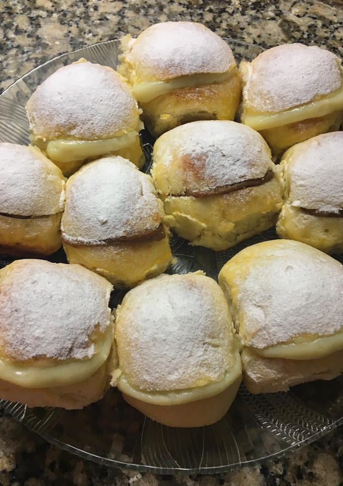 Una foto de Pan de leche rellenos con dulce de leche y crema pastelera