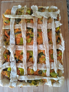 Una foto de Tarta rejilla de zapallitos, zanahoria y queso
