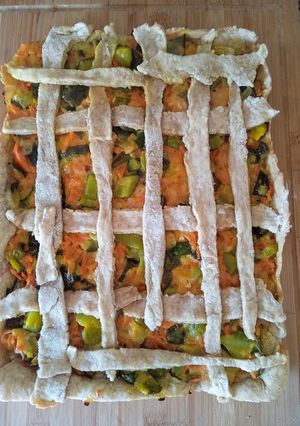 Una foto de Tarta rejilla de zapallitos, zanahoria y queso