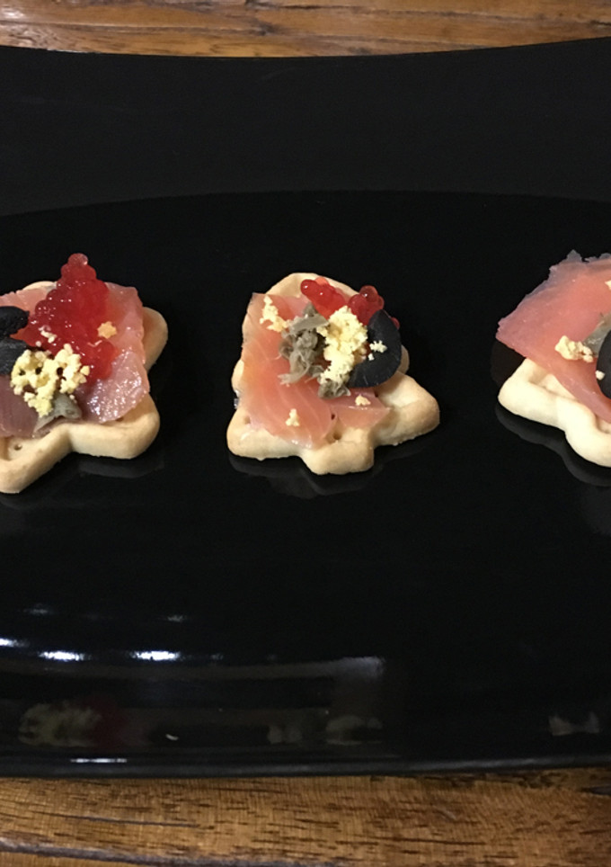 Una foto de Canapés navideños
