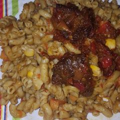 A picture of Macaroni with peppered beef.