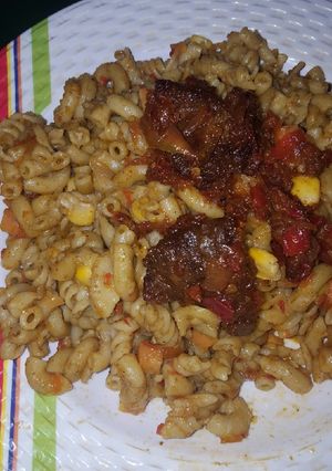 A picture of Macaroni with peppered beef.