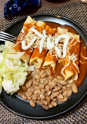 Una foto de Flautas de pollo con chile colorado