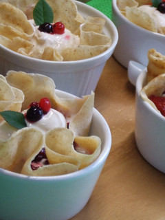 Una foto de Cestita de crêpes rellenas de frutos rojos y crema de mascarpone y yogurt griego