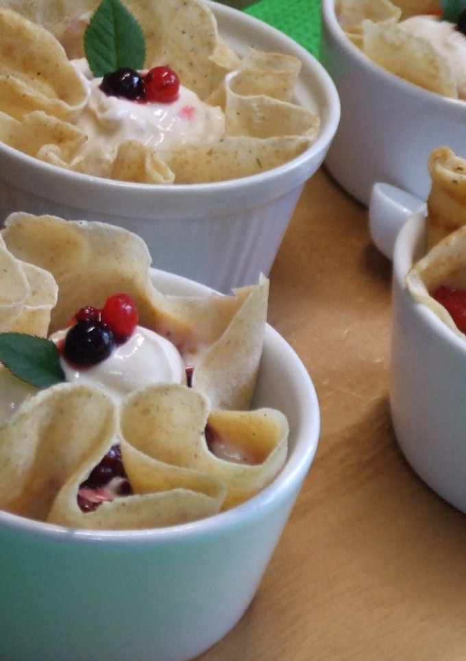 Una foto de Cestita de crêpes rellenas de frutos rojos y crema de mascarpone y yogurt griego