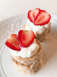 Una foto de Mini tortitas de canela y frutilla