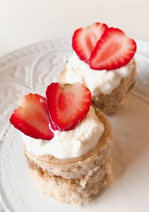 Una foto de Mini tortitas de canela y frutilla