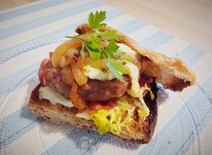 Foto principal de Burger (pan de cristal) con crujiente de jamón, escarola y romesco