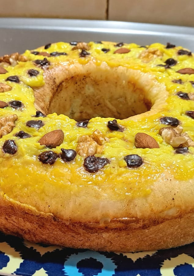 Una foto de Rosca de Reyes rellena con dulce de leche y chocolate