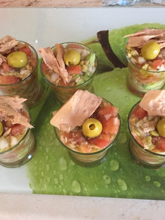 Una foto de Ensalada de tomate y aguacate en chupito