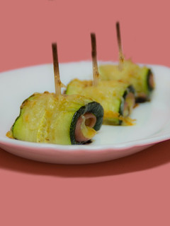Una foto de Rollitos mini de calabacín y jamón york y queso