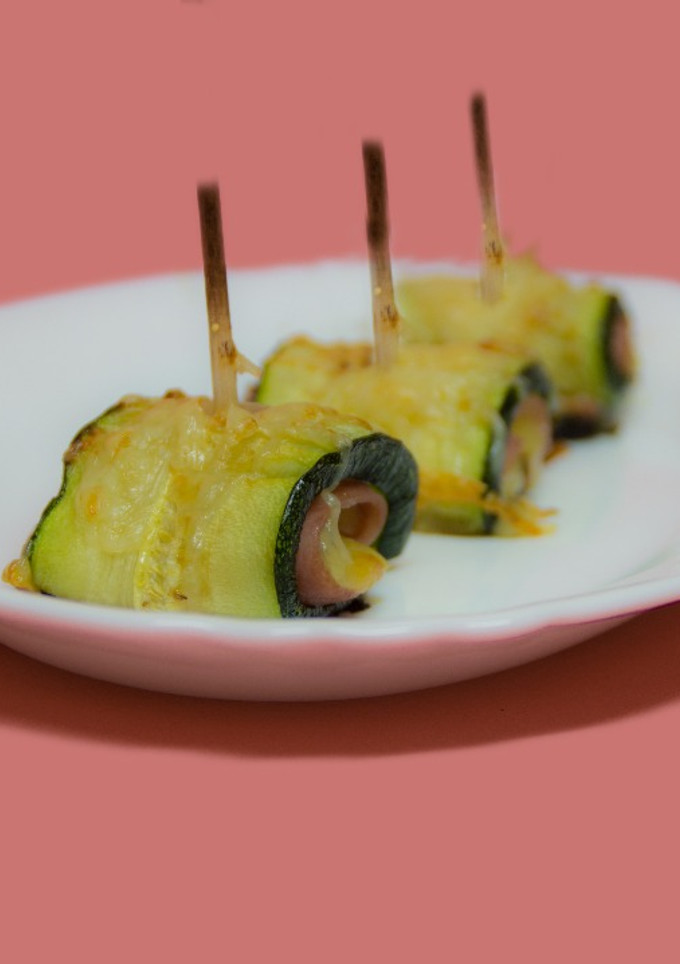 Una foto de Rollitos mini de calabacín y jamón york y queso