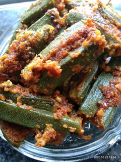 मसाला भेंडी (masala bhendi recipe in marathi) रेसिपी चे मुख्य फोटो 