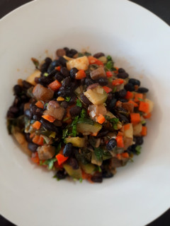 Una foto de Guiso papas y porotos negros 🍲