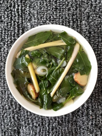 Cara Sederhana Menyiapkan Resep  Sayur bening daun katuk (menu busui #3) yang Sempurna, Sempurna