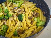 Una foto de macarrones veganos