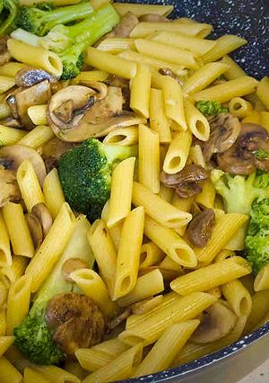 Una foto de Macarrones con brócoli y champiñones