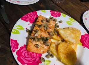 Una foto de Salmón a la plancha con alcachofas y papas a la crema 🥔