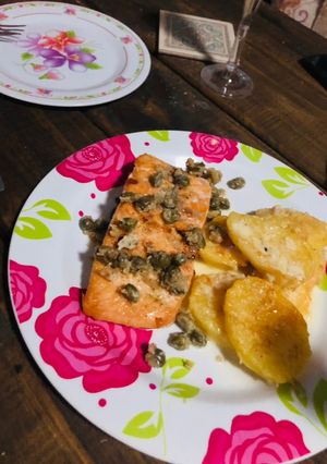 Una foto de Salmón a la plancha con alcachofas y papas a la crema 🥔