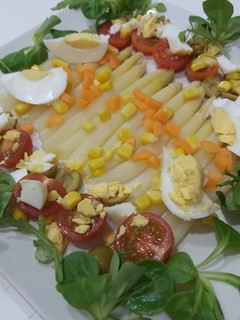 Una foto de Ensalada primavera de espárragos blancos