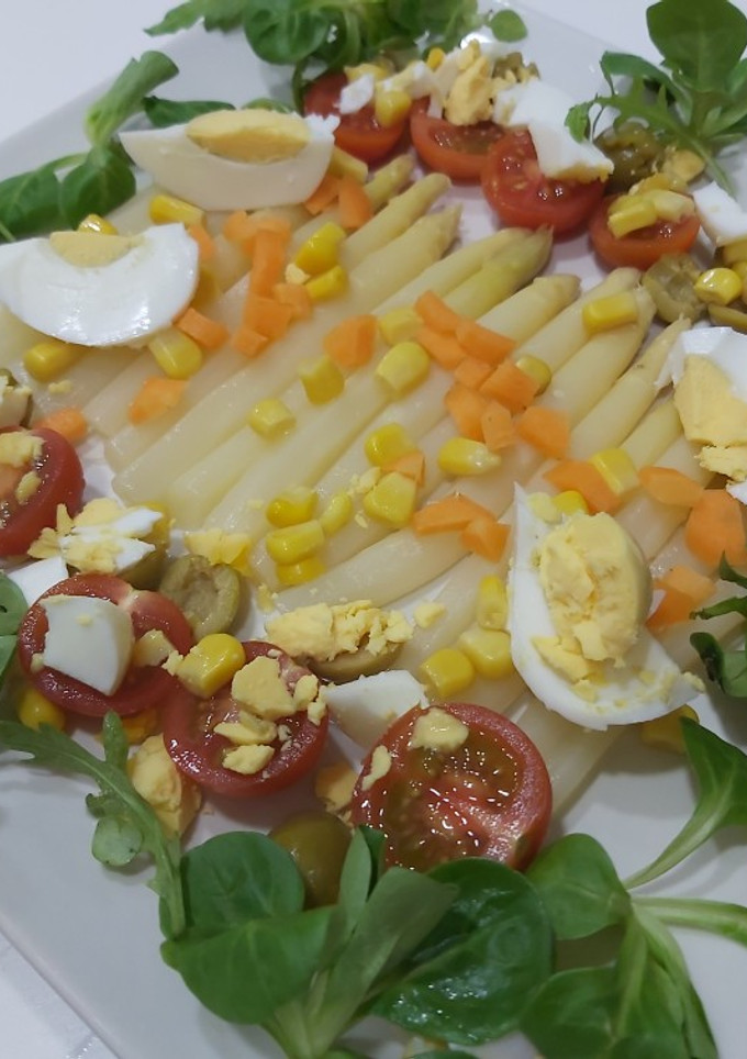 Una foto de Ensalada primavera de espárragos blancos