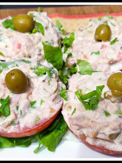 Una foto de Tomates rellenos con atún