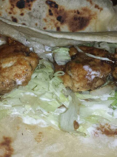 Una foto de Naan de albóndigas de pollo