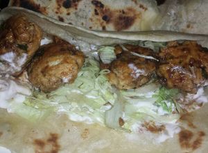 Una foto de Naan de albóndigas de pollo