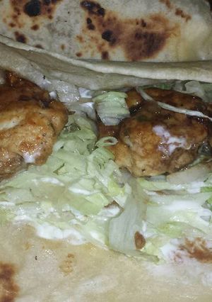 Una foto de Naan de albóndigas de pollo